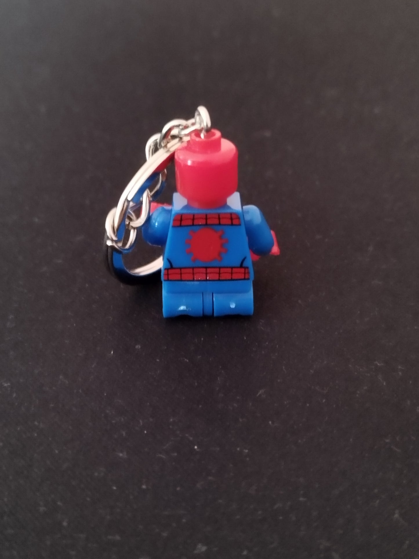 Llavero superhéroe rojo y azul estilo bloque
