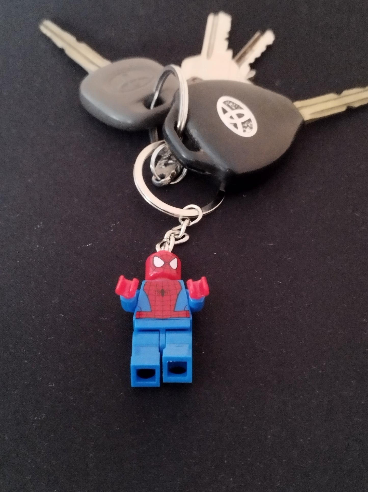 Llavero superhéroe rojo y azul estilo bloque